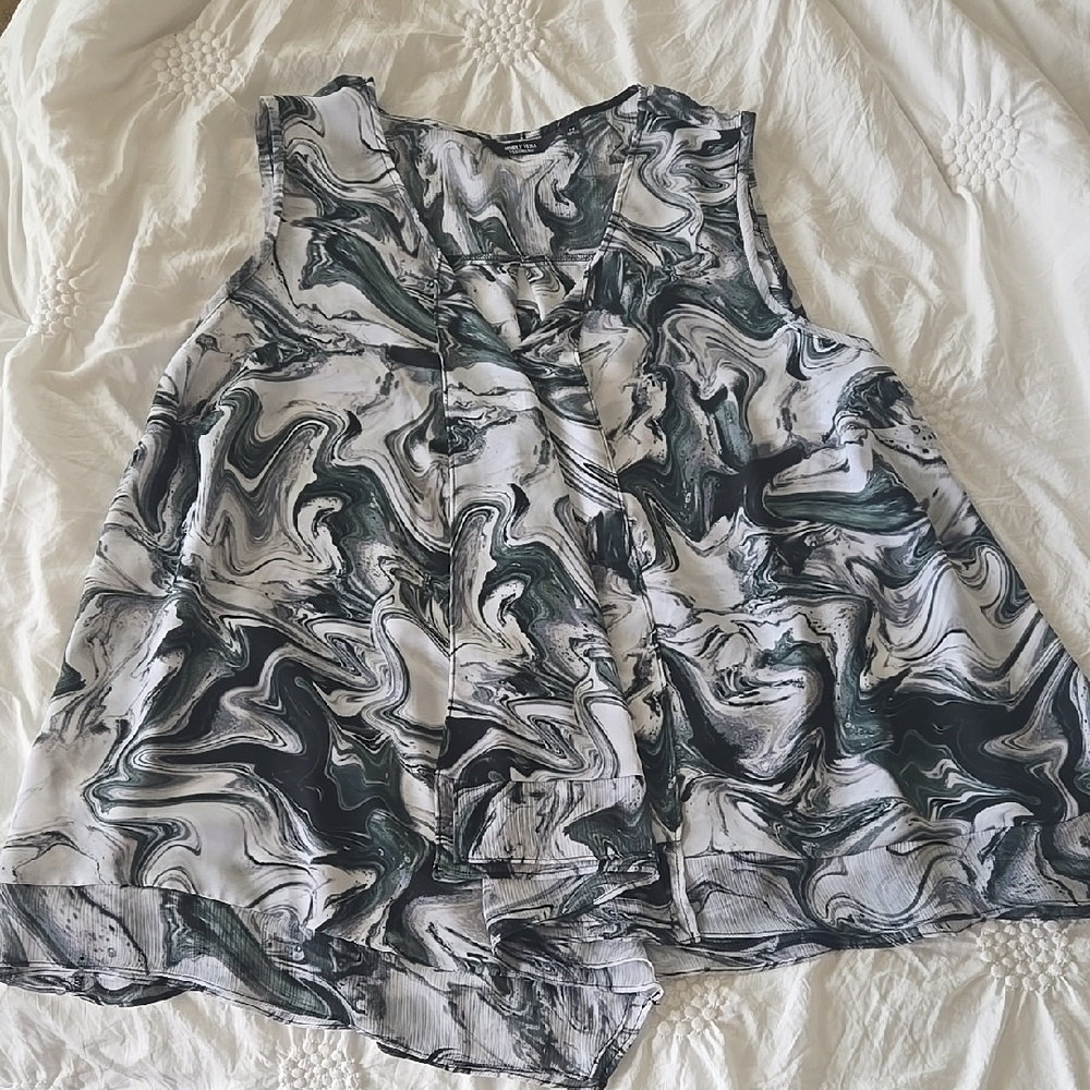Gray and White V-Neck Sleeveless Blouse